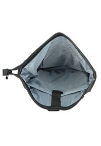 Pochette noire avec doublure grise, fermeture à zip et poche intérieure. Présente un extérieur texturé et une base plate pour la stabilité.
