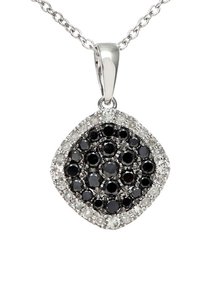Colgante de gemstone negro y transparente en un engaste de plata con forma de diamante. Presenta una disposición circular de piedras negras rodeadas por un halo de pequeñas piedras claras.