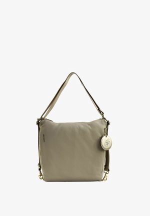 Sac à épaule en cuir beige avec une large bandoulière et un charm rond avec logo attaché sur le côté.