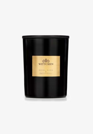 Zwarte kaarsenpot met een gladde textuur, gouden label met de tekst "Wittchen Royal Oudh & Patchouli," en een zwarte dop.
