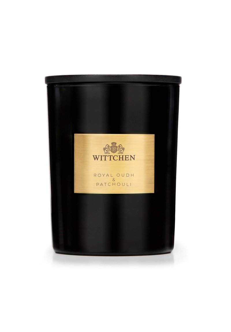 Barattolo di candela nera con una superficie liscia, etichetta dorata che riporta la scritta "Wittchen Royal Oudh & Patchouli" e un coperchio nero.