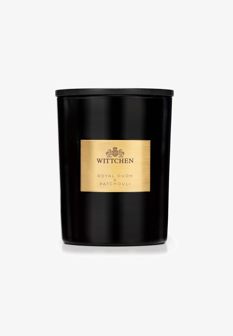 Barattolo di candela nera con una superficie liscia, etichetta dorata che riporta la scritta "Wittchen Royal Oudh & Patchouli" e un coperchio nero.