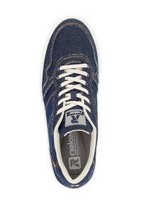 Denim-Sneaker mit einem oberteil in navy-blau, creamfarbigen Schnürsenkeln und einer weißen Gummisohle. Mit kontrastierenden Nähten und einem Logo-Tag auf der Zunge.
