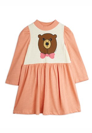 Langärmliges Kleid mit einem korallenfarbenen Saum und einem cremefarbenen Oberteil, das eine Bärengrafik mit einer rosa Schleife zeigt. Hergestellt aus weichem, strukturiertem Stoff.