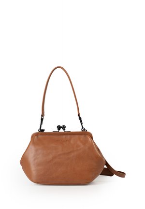 Borsa a mano in pelle marrone con forma trapezoidale arrotondata, doppia chiusura con fibbia nera, una maniglia superiore singola e una tracolla laterale.