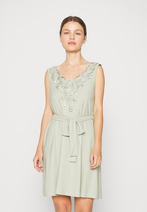 Vestido sem mangas de verde claro com decote em V bordado, cintura ajustada com fita e saia fluida. Tecido suave com textura lisa.