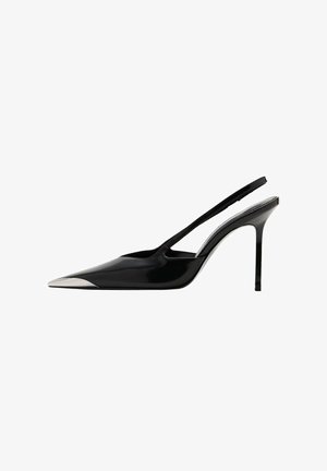 Talons aiguilles en cuir verni noir avec un bout pointu et un accent métallique sur le capuchon. Dispose d'un talon slim et d'un design à dos ouvert.