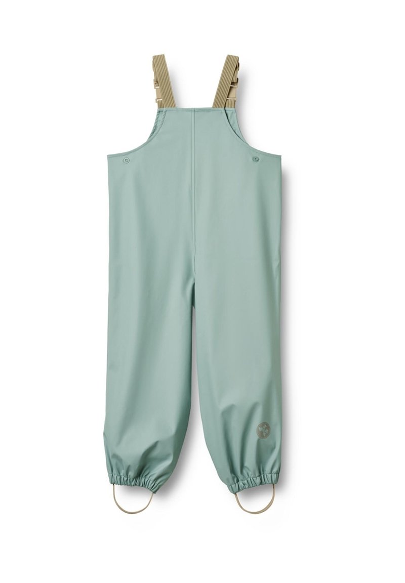 Salopette impermeabile verde chiaro con spallacci beige regolabili, polsini elasticizzati alle caviglie e un accento di hardware circolare su ciascun lato.