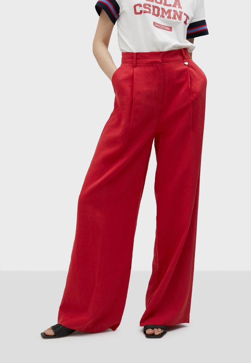 Red wide-leg trousers made of lightweight fabric with a high waist and pleated front, featuring side pockets and a smooth texture.
