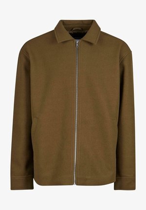 Ruskea vetoketjullinen takki, jossa on mandariinikaulus, valmistettu pehmeästä materiaalista. Sisältää sivutaskut ja puhtaan, minimalistisen muotoilun.