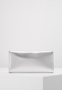 Metallisk silverfärgad clutchväska med en strukturerad yta och minimalistisk rektangulär form. Ingen synlig hårdvara eller dekorationer.