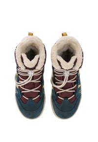 Stivaletti sportivi con tomaia in camoscio blu e rete color vinaccia, interno in pile crema, lacci beige e un elemento decorativo in metallo sulla linguetta.