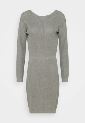 Abito in maglia grigio chiaro, con scollatura a barca e maniche lunghe. La texture è a coste, con vita aderente e orlo svasato.