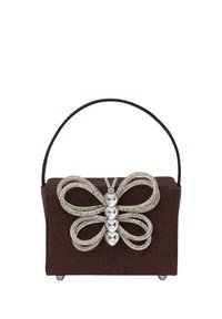 Czerwona torebka z brokatem z ozdobą w kształcie srebrnego motyla, posiadająca strukturalny kształt, górny uchwyt i metalowe nóżki.
