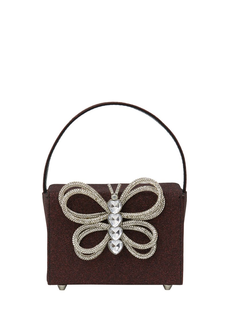 Czerwona torebka z brokatem z ozdobą w kształcie srebrnego motyla, posiadająca strukturalny kształt, górny uchwyt i metalowe nóżki.