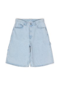 Shorts in denim azzurro chiaro con una vestibilità rilassata, dotati di tasche anteriori, chiusura con bottone e una tasca laterale. Texture di denim classica.