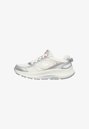 Zapatilla deportiva blanca hecha de malla y material sintético, con detalles plateados, cierre de cordones y suela texturizada.
