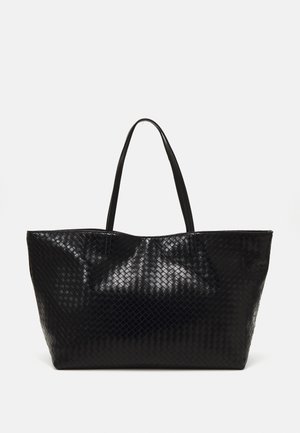 Duża czarna torba typu tote o plecionej skórzanej fakturze i dwoma paskami na ramię, prezentowana na jednolitym jasnym tle.