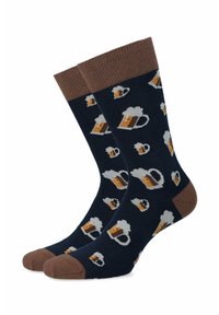 Granatowe skarpetki z brązowym ściągaczem i palcami, z powtarzającym się wzorem kufli piwa z pianką na ciemnoniebieskim tle.