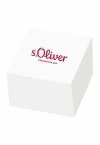 Weißer Karton mit einem roten "s.Oliver"-Logo und dem darunter gedruckten Text "FASHION FOR LIFE", mit einer glatten, matten Oberfläche.
