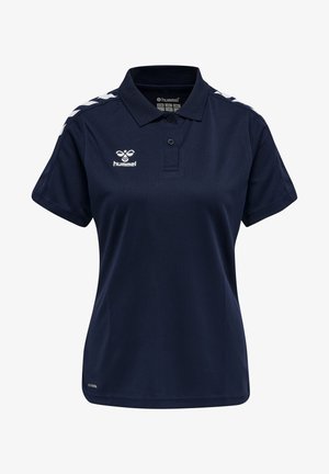 Marineblå polo skjorte lavet af åndbart stof. Har en krave, tre knapper og hvide skrå striber på skuldrene.