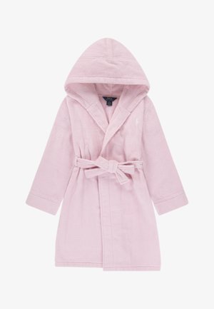 Roupa de banho rosa com capuz, feita de material peludo, com mangas longas, cinto para amarrar e um detalhe de logo no peito.