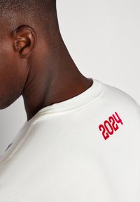 Nike Performance PARIS ST GERMAIN NIKE ICONIC AWAY TEE - Majica kratkih rukava s printom - sail