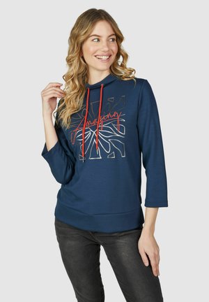 Marine blauwe hoodie met driekwartmouwen, voorzien van een grafisch ontwerp in zilver en rood, en koordjes in een contrasterende kleur.
