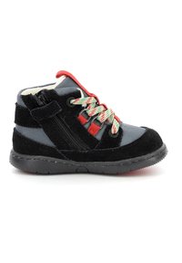 Botín para toddler de ante negro y textil gris con acentos rojos, cordones multicolor, cremallera lateral y suela de goma. Cuenta con un collarín acolchado.