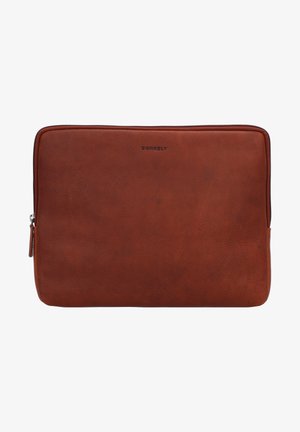 Bruine leren laptophoes met een gladde textuur, afgeronde randen en een ritssluiting. Bevat een subtiel merklogo aan de voorkant.