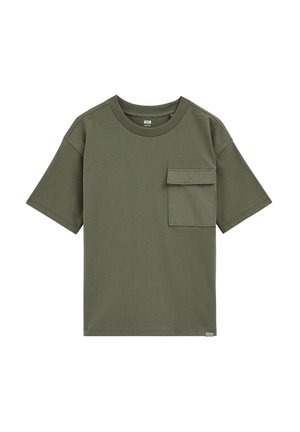 Camiseta verde oliva de algodón, con mangas cortas, cuello redondo y un bolsillo parche en el pecho izquierdo con un detalle de puntada en forma de "x".