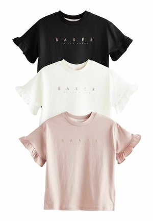 Kolm lühikese varrukaga T-särki: must, valge ja roosa. Igal särgil on ümar kaelus ja volangvarrukad, millel on kuldne "BAKER" logo.