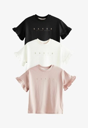 Tres camisetas de manga corta: negras, blancas y rosas. Cada una presenta un cuello redondo y mangas con volantes, con un logo dorado de "BAKER".