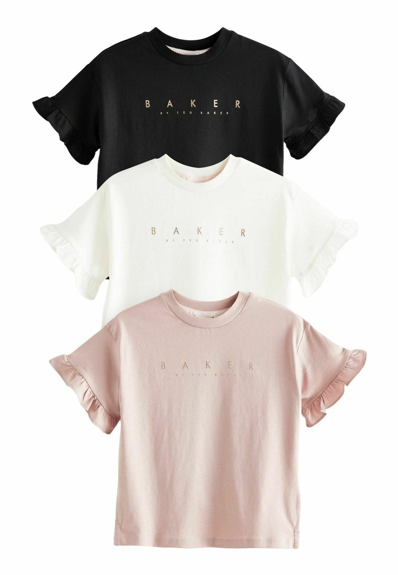 Trīs īsām piedurknēm T-krekli: melns, balts un rozā. Katram ir apaļa apkakle un volāni uz piedurknēm, ar zelta "BAKER" logo.