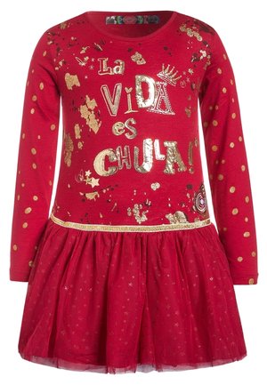 Robe rouge à manches longues avec des accents dorés, comportant le texte "La Vida es Chula", une jupe en tulle et des motifs à pois sur le haut.