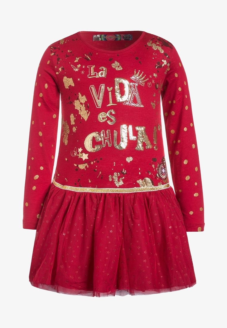 Robe rouge à manches longues avec des accents dorés, comportant le texte "La Vida es Chula", une jupe en tulle et des motifs à pois sur le haut.