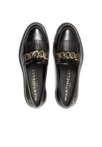 Mocasines de piel negra con un diseño plisado, detalle de cadena dorada y una plantilla texturizada con marca en relieve.