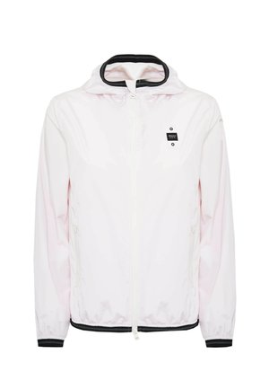 Giacca a vento rosa chiaro con zip frontale, polsini elasticizzati, cappuccio regolabile e una piccola toppa nera con logo sul petto.