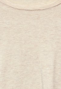 Tissu tricoté beige clair avec une surface texturée fine et un col rond classique, idéal pour un port décontracté ou en superposition.
