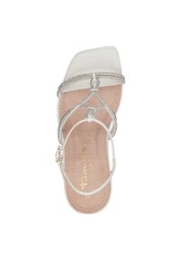 Sandalo bianco con punta quadrata, delicate cinghie argento con dettagli di strass e soletta color sabbia con logo del brand impresso.