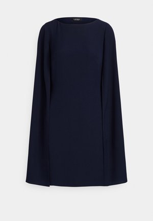 Granatowa sukienka z długimi rękawami i okrągłym dekoltem. Gładka tkanina o prostym, eleganckim kroju. Boczne rozcięcia przy dole sukienki.