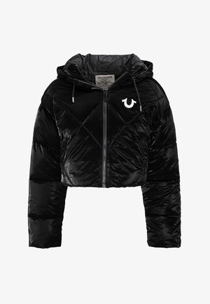 Zwarte cropped pufferjas met capuchon, ritssluiting aan de voorkant, koordjes en wit True Religion-logo op de linkerborst.