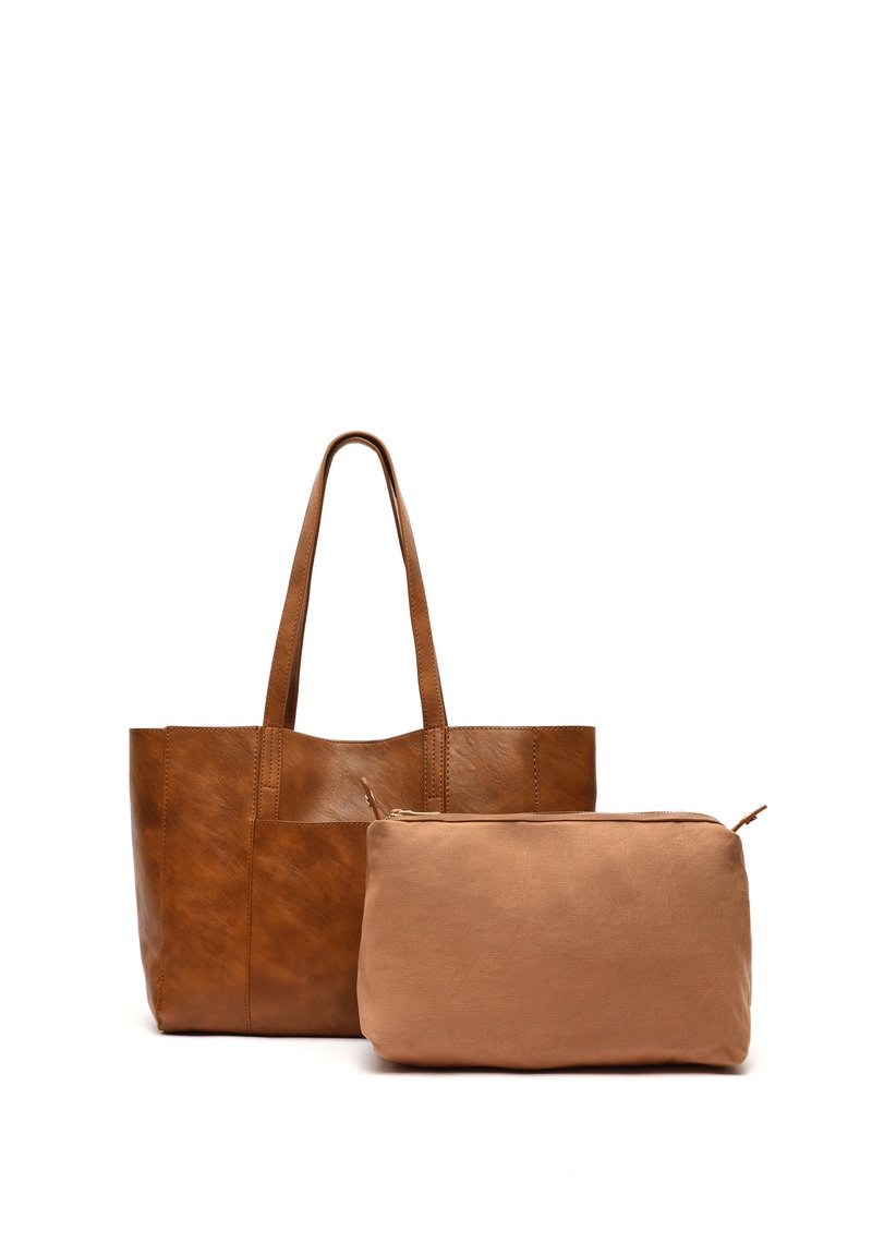 Braune Ledertasche mit zwei kurzen Griffen und mattem Finish, kombiniert mit einem kleinen, weich strukturierten, hellbraunen Beutel mit Reißverschluss.