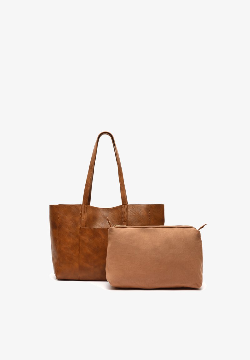 Tote en cuir marron avec deux poignées courtes et une finition mate, accompagnée d'une petite pochette en tan à texture douce avec une fermeture zippée.