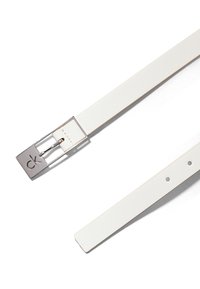 Cintura in pelle bianca con una fibbia rettangolare in metallo argentato che presenta la incisione "ck" e numerosi fori per la regolazione della misura.