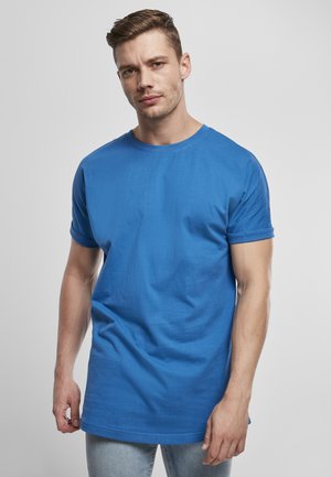 Tricou din bumbac albastru, cu guler rotund, mâneci scurte rulate și croială lejeră. Textură netedă, culoare solidă fără modele sau accente.