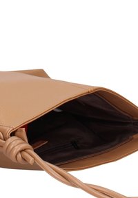 Tanleren tas met een knoophandvat, open bovenkant en bruine voering aan de binnenkant. Heeft een ritsvak aan de binnenzijde voor extra opbergruimte.