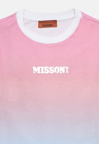 Roza in modra majica s kratkimi rokavi z okroglim belim ovratnikom in belim napisom "MISSONI". Mehka tkanina z gladko teksturo.