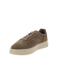 Baskets décontractées en daim marron avec semelle en caoutchouc beige et lacets assortis, vues sous un léger angle sur un fond blanc.
