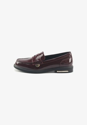Burgunderfarbene Lacklederslipper mit einem genähten Mokassin-Design, flacher schwarzer Sohle und einem goldenen Logoakzent am Blatt. Glatte Textur.